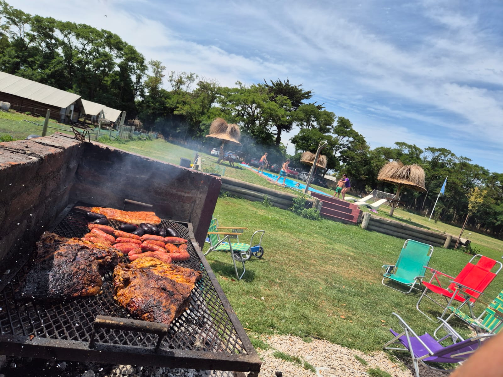 Asado en la parrilla exterior de Quinta Amancay